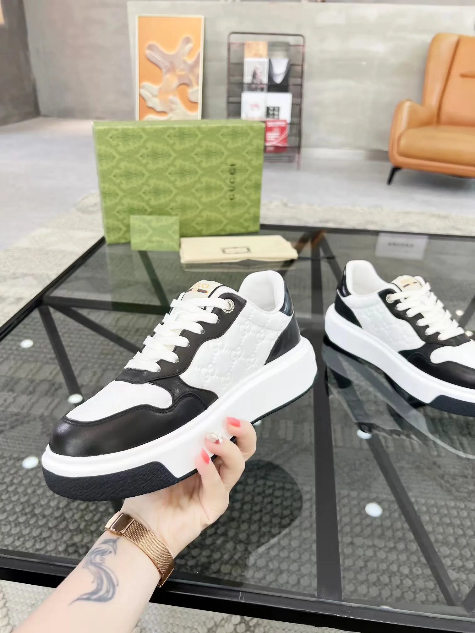 P440 new men's shoes GUCCI [Lightning] latest shoes are shipped. Original quality, fashionable, made of special materials, sheepskin lining, brand new packaging. The foot feels super comfortable and the workmanship is impeccable. Size: Male 38-45.